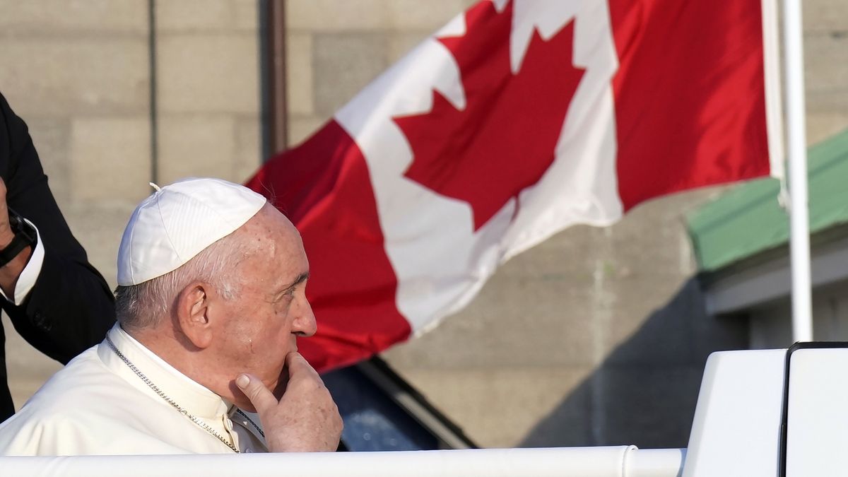 Omluva nestačí, naznačil papeži i Trudeau